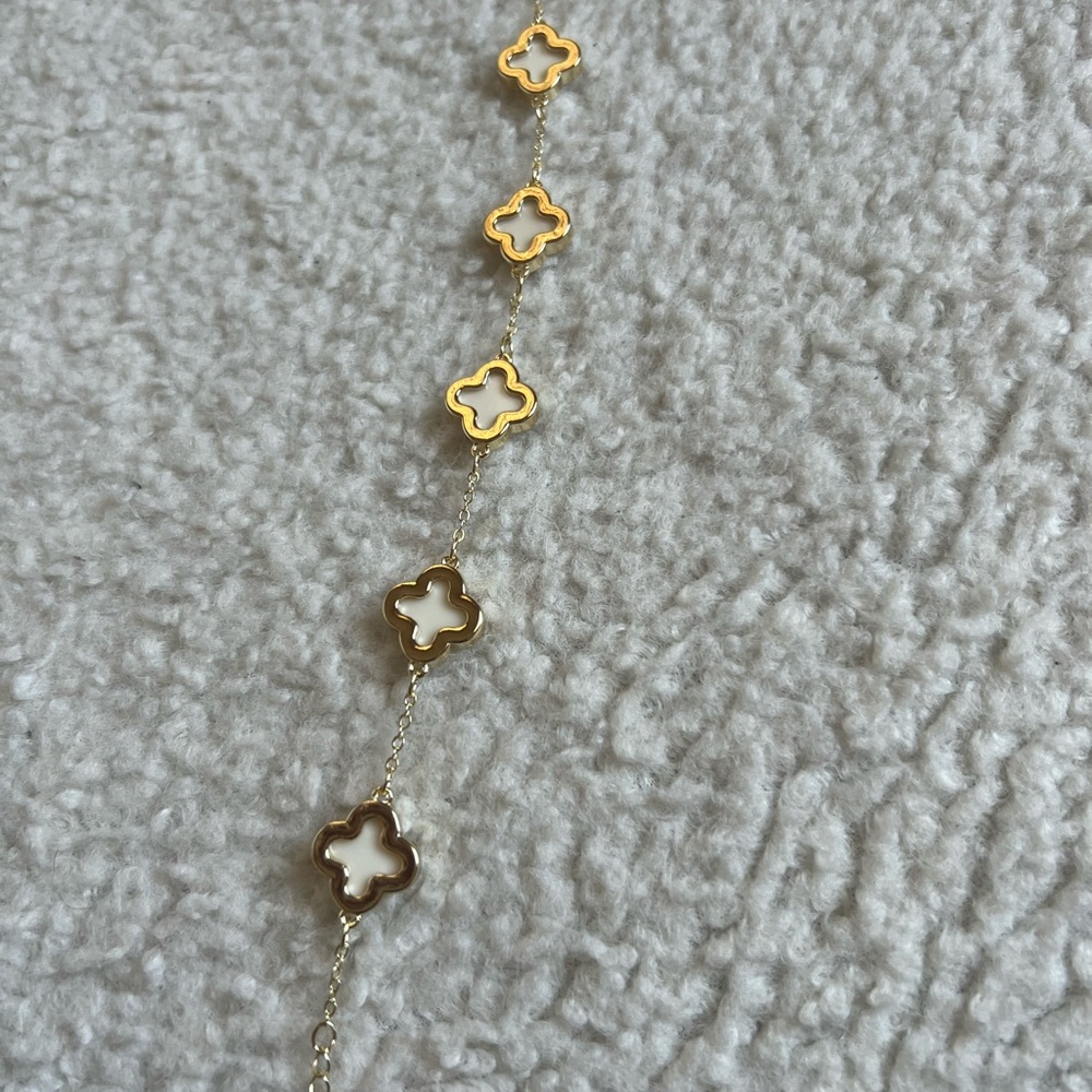 Elegant Gold and White Clover Bracelet - Picture 6 of 8